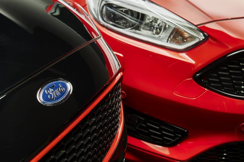 Ford wprowadza na rynek dwie stylowe i usportowione edycje Forda Focusa - Red Edition i Black Edition, oferujące dynamiczne, zestawione z kontrastowych