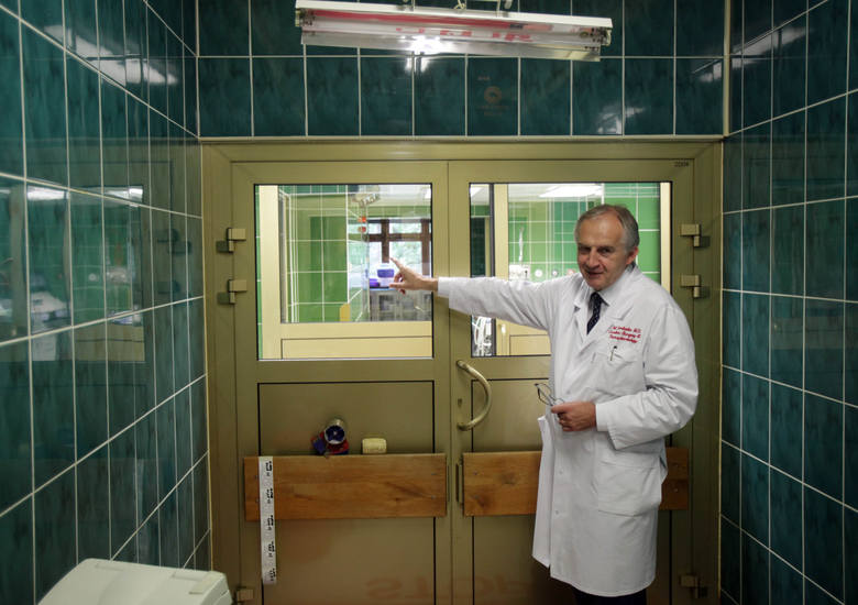 Wrzesień 2014: Profesor Marian Zembala pokazuje wejście do sal operacyjnych w Śląskim Centrum Chorób Serca w Zabrzu. To w nich operował profesor Zbigniew Religa. W sali A wykonał pierwszy przeszczep serca w Polsce.
