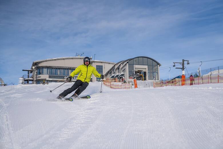 Zimą Żar przyciąga głównie narciarzy, którzy mają tutaj świetne warunki do szusowania