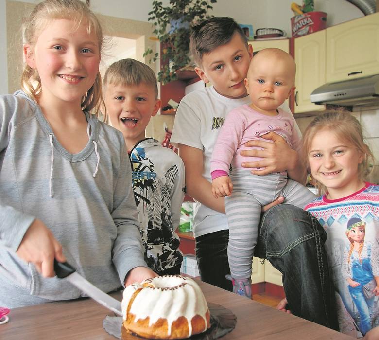 Natalka (z lewej) upiecze ciasto. Obok Hubert, Mateusz z Lenką na rękach i Gabrysia.