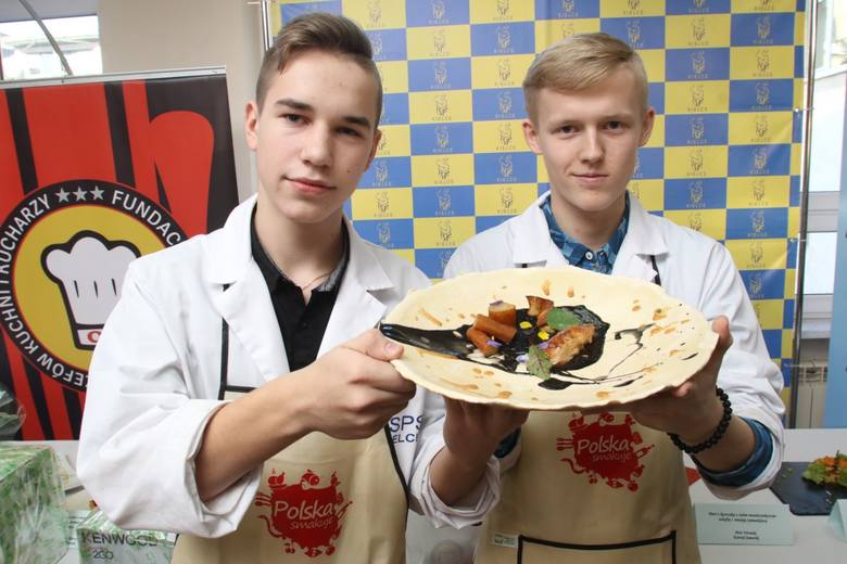 Zwycięzcami konkursu okazali się Piotr Wroński (z lewej) i Konrad Jamorski. Przygotowali niezwykle ciekawie prezentujące się danie.