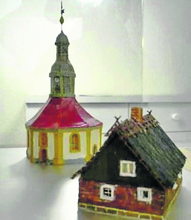 Model starego kościoła i typowego domu przykrytego strzechą w Trzebiechowie.