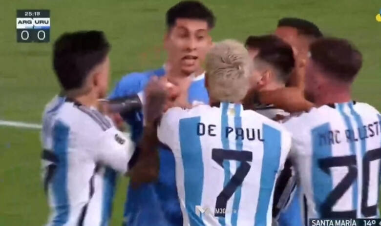 Lionel Messi chwyta urugwajskiego obrońcę Mathiasa Oliverę za gardło
