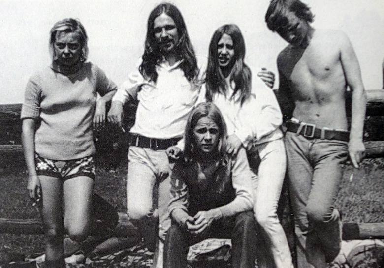 Od lewej: "Dziura" z Warszawy, "Igo" z Warszawy, "Lola" z Torunia, "Taylor" z Kielc i NN, podczas zlotu hipisów na Jasnej Górze w sierpniu 1971 r. 