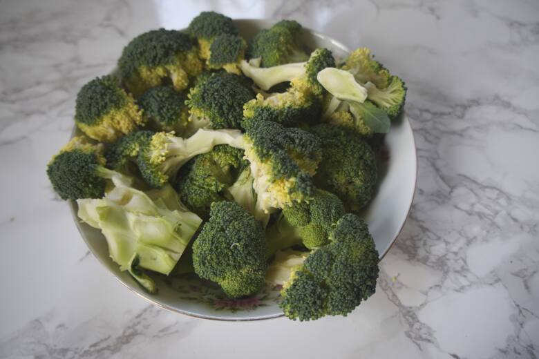 Po ugotowaniu brokułów można posiekać je na mniejsze kawałki. Dzięki temu warzywa dokładnie połączą się z sosem.