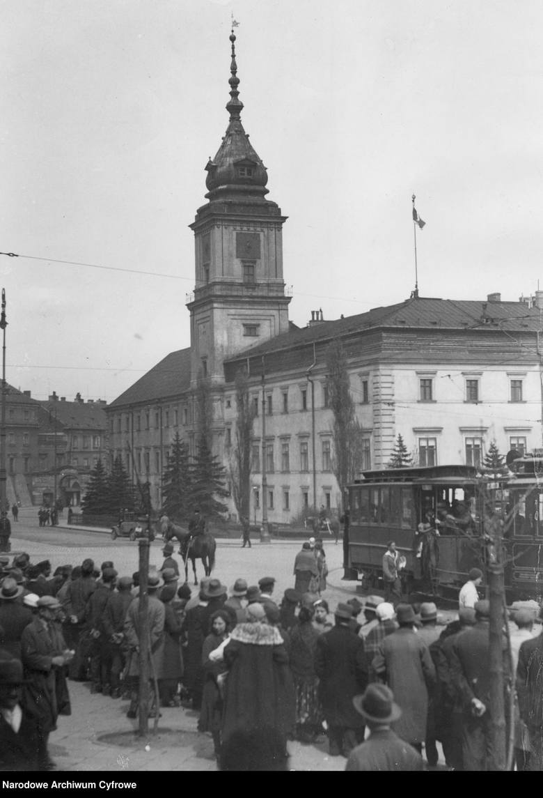 <strong>Warszawa, 1933</strong><br /> <br /> Widok zamku Królewskiego od strony ulicy Krakowskie Przedmieście. Widoczny tramwaj i policjant na koniu.
