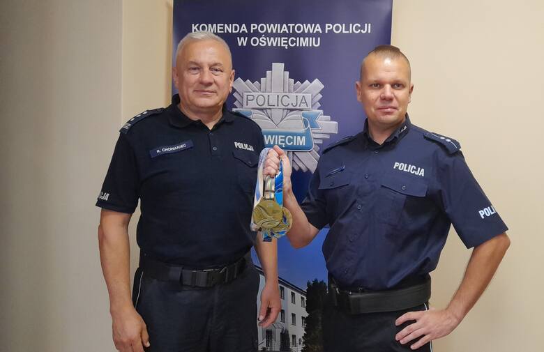 Inspektor Robert Chowaniec (z lewej), Komendant Powiatowy Policji w Oświęcimiu, pogratulował sukcesu swojemu podopiecznemu