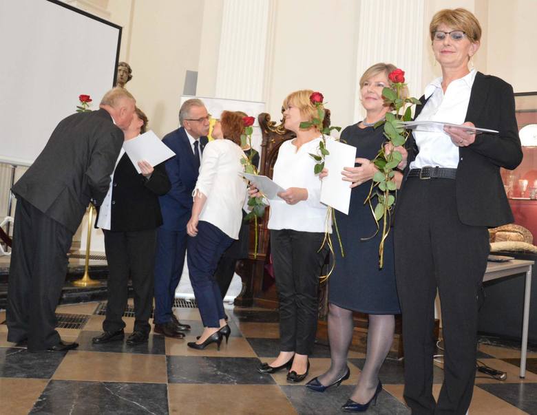 Podczas piątkowych uroczystości władze powiatu podziękowały kwiatami osobom, które najdłużej pracują w łowickim muzeum