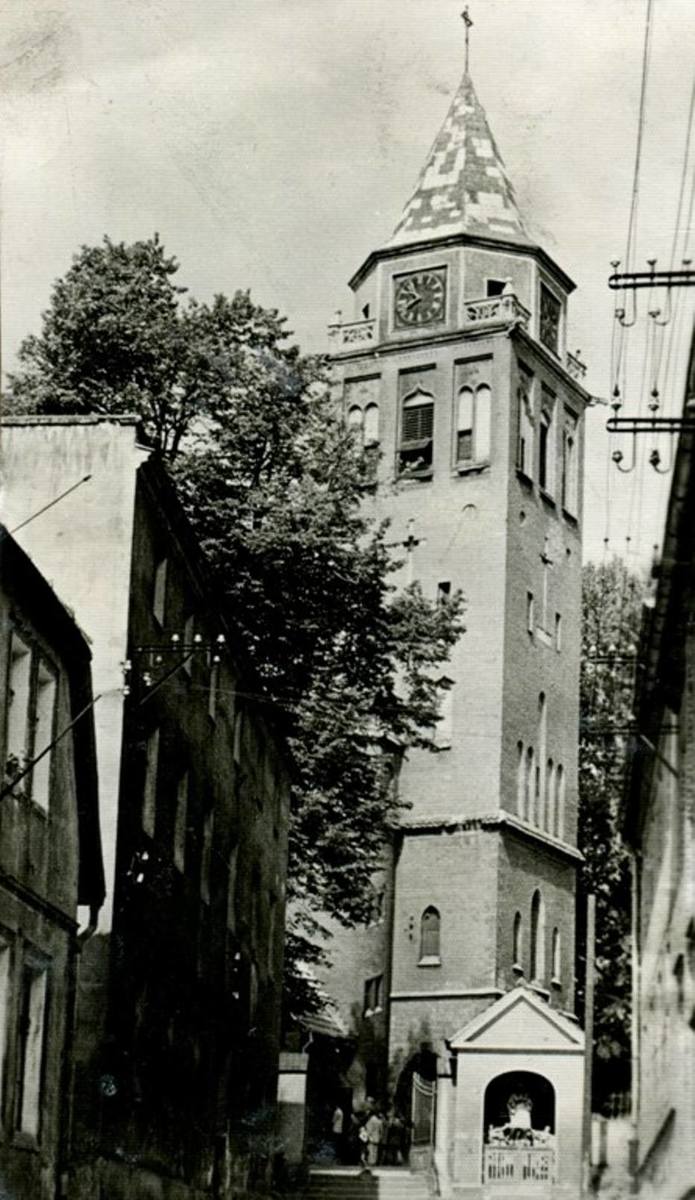 Wieża kościoła WNMP tuż po wojnie. Bez charakterystycznej kopuły