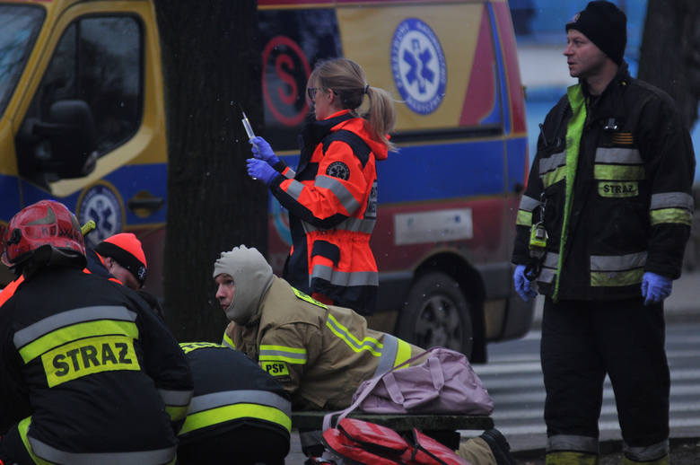 Około 60-letnia kobieta zasłabła na chodniku przy ul. Orła Białego w Kostrzynie nad Odrą. Początkowo pomocy poszkodowanej udzielali świadkowie i str