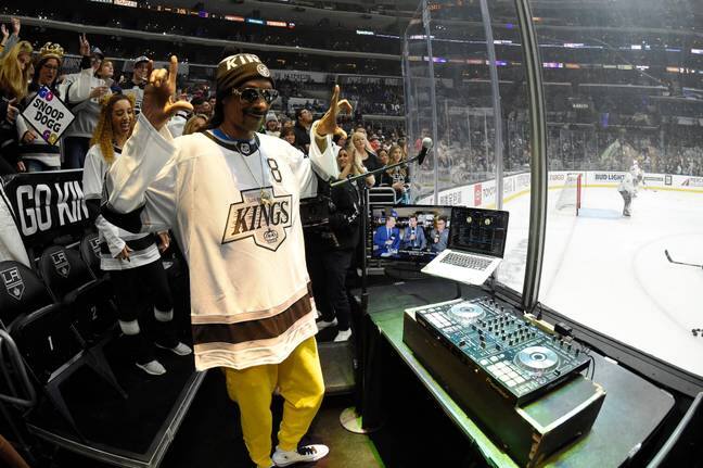 Snoop Dogg w bluzie Los Angeles Kings na meczu NHL