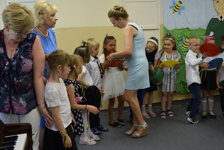 We wtorek, 18 czerwca w Przedszkolu nr 5 w Skierniewicach odbyło się zakończenie roku szkolnego dla grupy Pszczółek. Znaczna część tej grupy we wrześniu przywita się ze szkołą. Był program artystyczny w wykonaniu przedszkolaków, rozdanie świadectw i upominków.