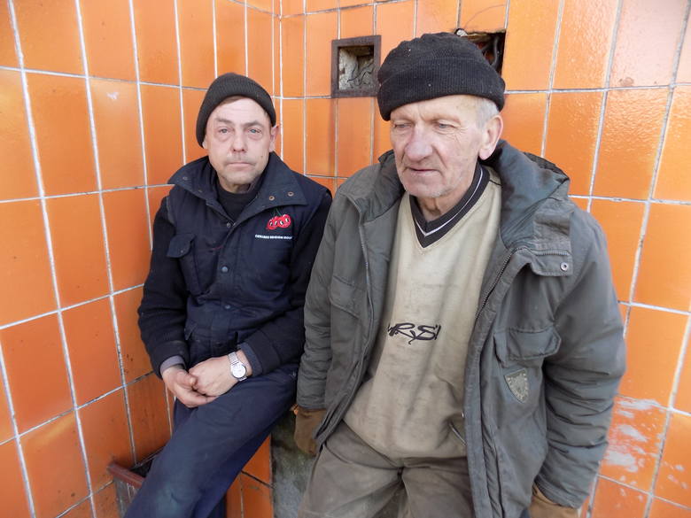 Zenon Chabiniak i Jan Strecker wspominają przepięcie w Miodnicy. Połowa mieszkańców wsi straciła swoje sprzęty, podłączone do gniazdka w ścianie. Wciąż