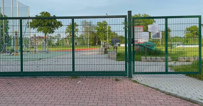 Punktualnie o godzinie 19 brama na stadion od ulicy Wyszyńskiego jest zamykana przez firmę ochroniarską.