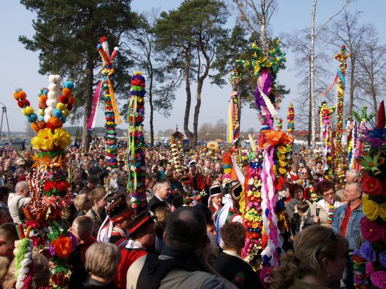 Obchody Niedzieli Palmowej w Łysych przyciągają entuzjastów tradycji, sztuki, muzyki i kuchni ludowej. Łyse reprezentują tradycje kurpiowskie.