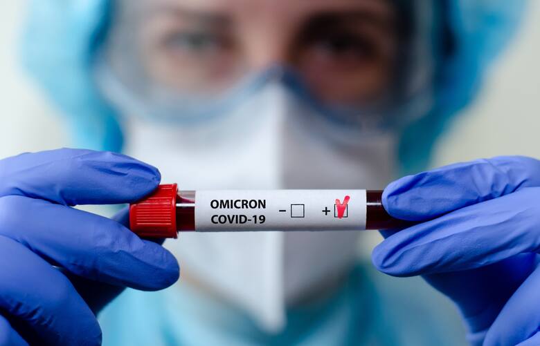 Próbówka z pozytywnym wynikiem testu na koronawirusa Omikron