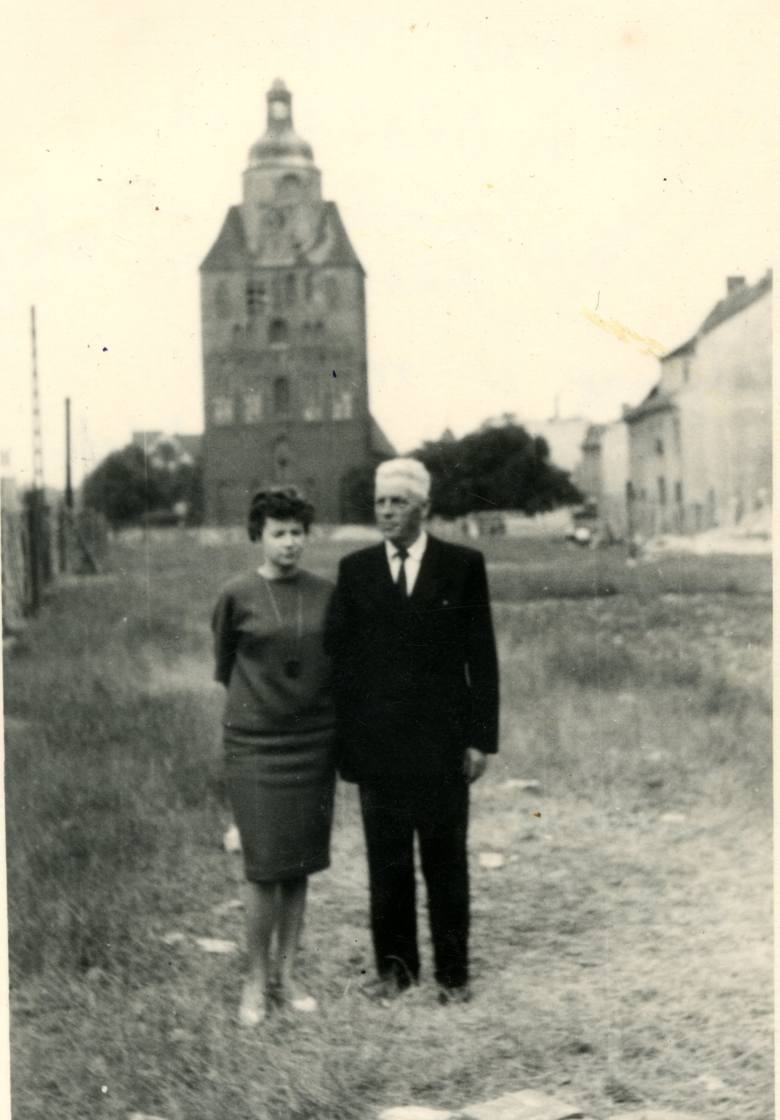Rok 1965. Teść i bratanica pana Ryszarda pozują w miejscu obecnych bloków na ul. Sikorskiego.