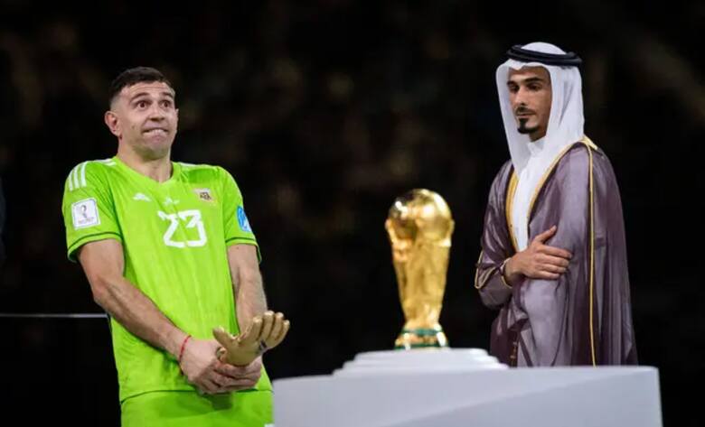 Bramkarz reprezentacji Argentyny, Emiliano Martinez wykonuje obsceniczny gest przy odbiorze nagrody Złotej Rękawicy po finale mundialu 2022