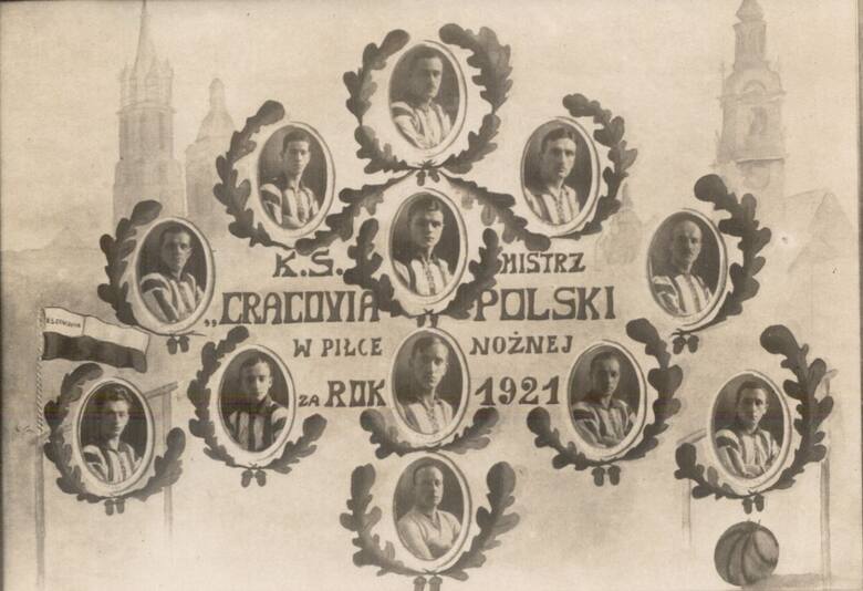 Tableau piłkarzy Cracovii, którzy 1921 r. zostali pierwszymi mistrzami Polski. Zdjęcie Stefana Popiela na samej górze.