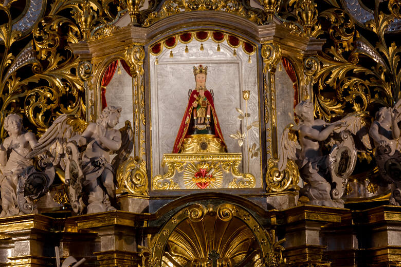 W nastawie ołtarza umieszczona jest figura Madonny Tronującej - Matki Boskiej Bardzkiej.