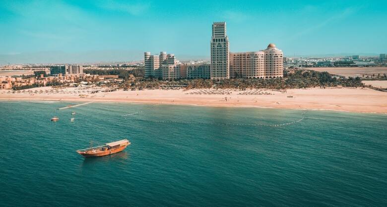 Ras Al Khaimah, jeden z najbardziej malowniczych i urozmaiconych emiratów w Zjednoczonych Emiratach Arabskich. Choć niewielki, wyrasta na turystyczną potęgę