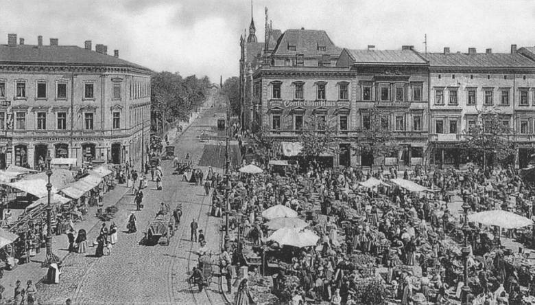 Pierwszy plan miasta z 1856 roku wyznaczał, że z rynku, wtedy placu na którym krzyżowały się drogi na wschód, zachód, północ i południe, będą biegły dwie osie miasta - jedna to Warszawska, druga to dzisiejsza ulica 3 Maja.