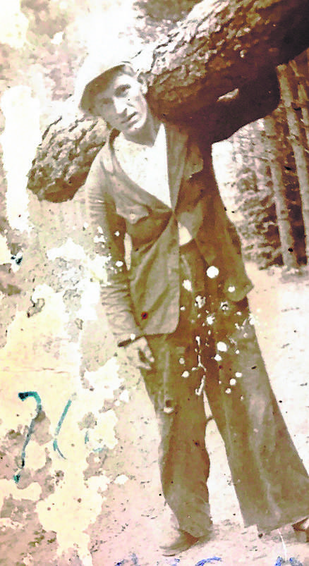 Antoni Wos, partyzant Gryfa - podczas budowy bunkra w lesie