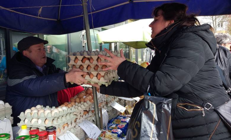 Na rynkach i targowiskach klienci kupują wiejskie jaja 