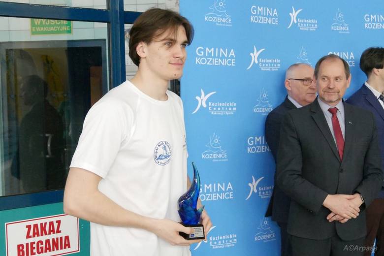 Karol Ostrowski otrzymał nagrodzę dla najlepszego zawodnika w konkurencji sponsora Grand Prix w Kozienicach.