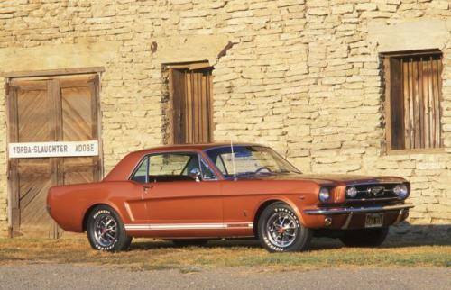 Fot. Ford: Mustanga oferowano z 6-cylindrowym silnikiem o mocy 120 KM lub 8-cylindrowym – 200 konnym.