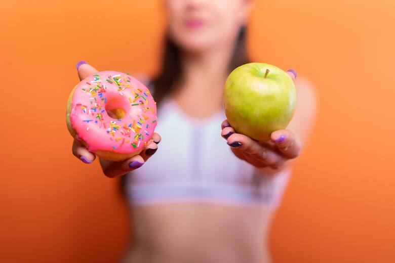 Chcąc mieć zdrowe zęby, darujmy sobie słodkości. Wybierzmy owoce, najlepiej jabłka