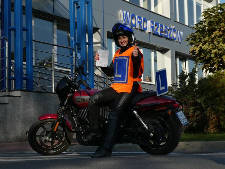 Kursantka Magdalena Florczyk tuż po zdanym egzaminie na prawo jazdy. Stoją przy Harley - Davidson Street 750, motorze pani Magdaleny.