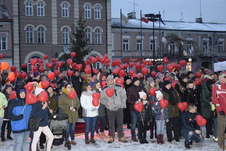 Skierniewiczanie murem za Jurkiem Owsiakiem. Tłumnie zebrali się na skierniewickim Rynku, aby wesprzeć Wielką Orkiestrę Świątecznej Pomocy i jej lidera.