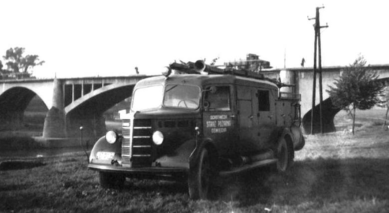Wóz bojowy oświęcimskich strażaków na bulwarach nad Sołą