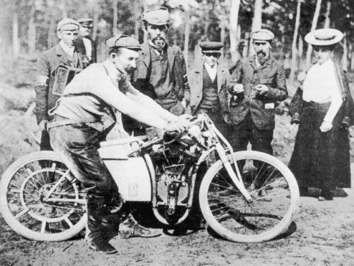 Fot. Skoda: Od 1899 r. firma Laurin&Klement produkowała motocykle. W 1905 r. rozpoczęto seryjną produkcję samochodów.