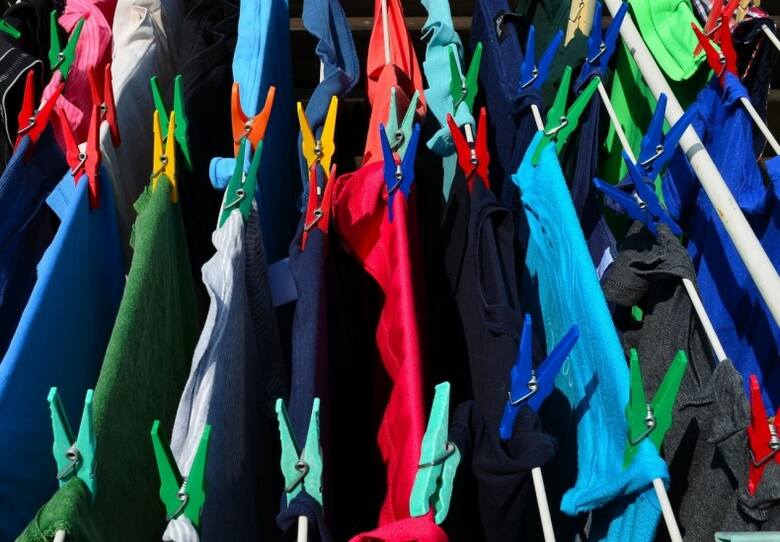 Niestety trzeba pamiętać, że nie wszystkie ubrania można suszyć w pralko-suszarce. Zależy to od właściwości materiału.