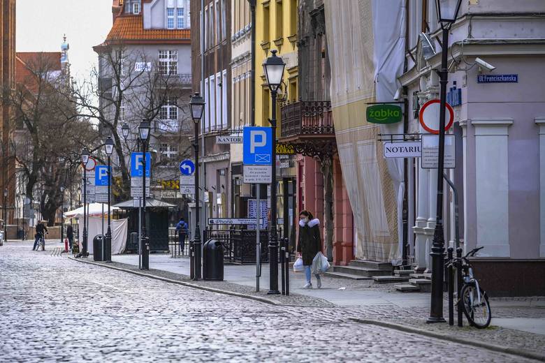 <strong>Puste ulice to od kilku tygodni standardowy widok w Toruniu. Sprawdźcie, jak torunianie radzą sobie z paniką przed koronawirusem</strong><br /> <br /> [b]POLECAMY:<br /> <br />...
