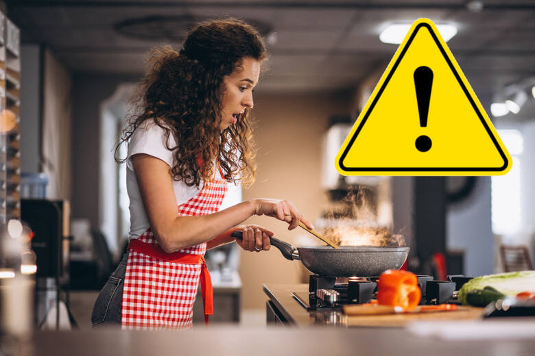Kobieta smaży na patelni w kuchni, znak ostrzeżenia z wykrzyknikiem