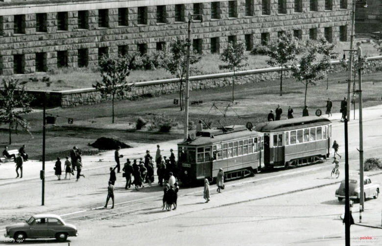 1965 r., tramwaj Linke-Hofmann linii "0" z wagonem doczepnym Berolina na placu Grunwaldzkim.