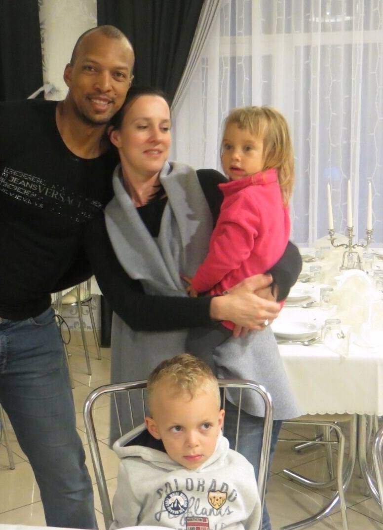 Były piłkarz Korony Kielce Hernani Jose da Rosa z żoną Anną oraz dziećmi 6-letnim Erickiem i 3-letnią Sarę