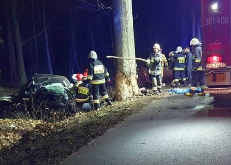 Wypadek w Murowie. Samochód osobowy na drzewie, nie żyje