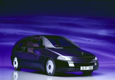 25 lat temu Mercedes-Benz zaprezentował pojazd badawczy F 100.  Dzięki zaawansowanej technologii F 100 był prekursorem współczesnego „samochodu połączonego”,