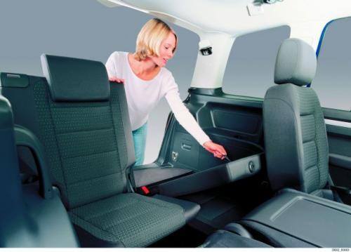 Fot. VW:  Dodatkowe fotele w trzecim rzędzie można łatwo schować w podłodze bagażnika.