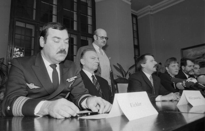 Stralsund 14.01.1993, konferencja prasowa. Drugi z lewej siedzi szef polskiego MSW Andrzej Milczanowski, czwarta - Angela Merkel, minister do spraw kobiet