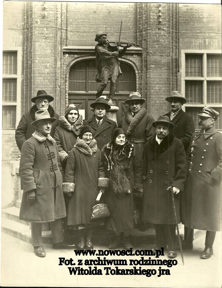 Marian Sydow u stóp Flisaka, razem z pozostałymi członkami zarządu toruńskiego oddziału Polskiego Towarzystwa Krajoznawczego