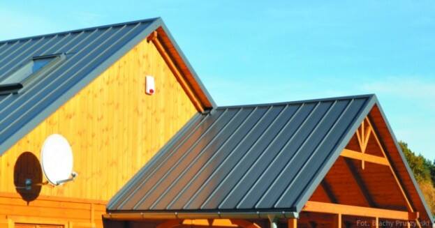 Pokrycie dachowe z prawidłowo wykonaną obróbką szczytową i przyścienną. (fot. Blachy Pruszyński) 