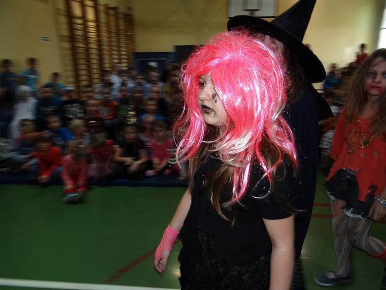 Halloween w Szkole Podstawowej w Dębowej Górze w gminie Skierniewice w 2013 roku