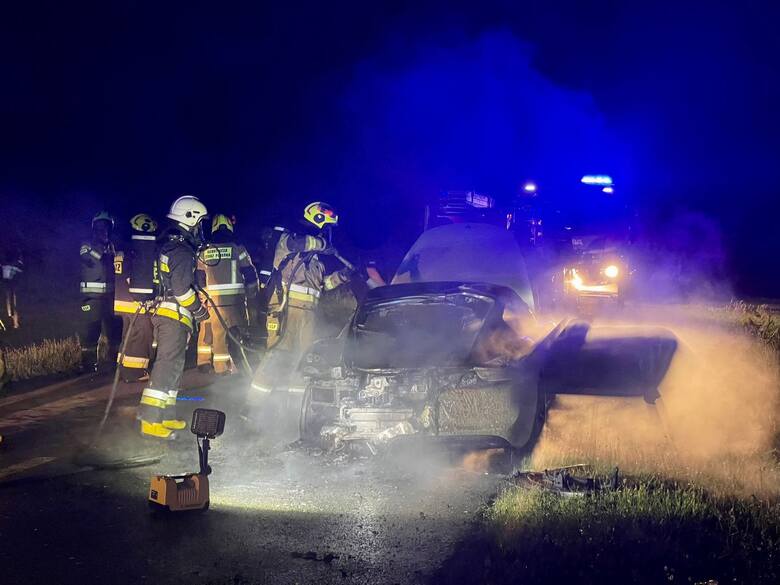 Właściciel spalonego Porsche opuścił samochód i zawiadomił straż pożarną.