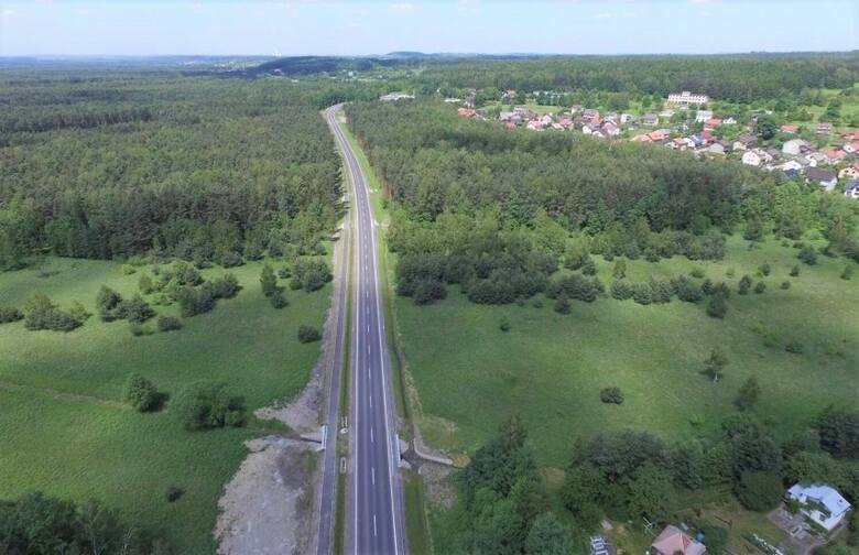 Droga wojewódzka 933 łączy Małopolskę ze Śląskiem. Prowadzi przez Chrzanów i Oświęcim. Należy do najważniejszych tras na południu Polski