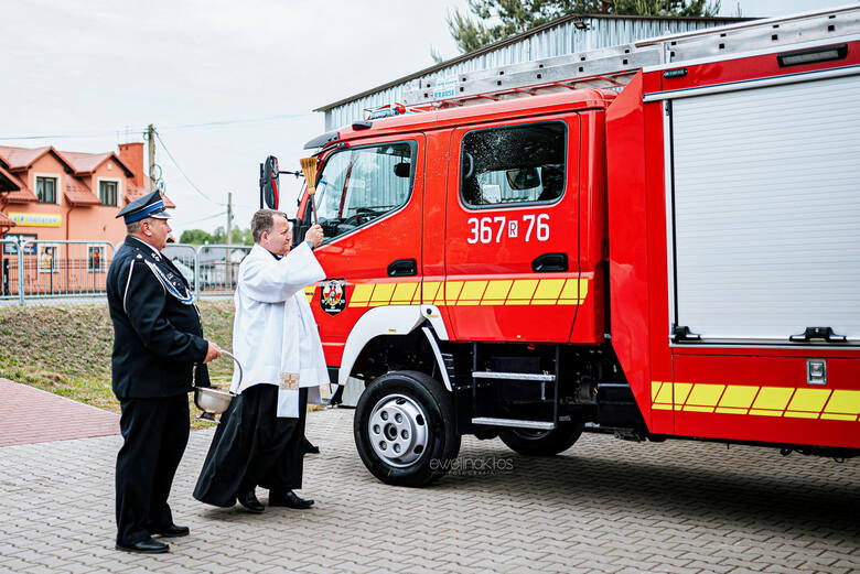 Poświęcenie nowego samochodu dla strażaków z OSP Hermanowicach